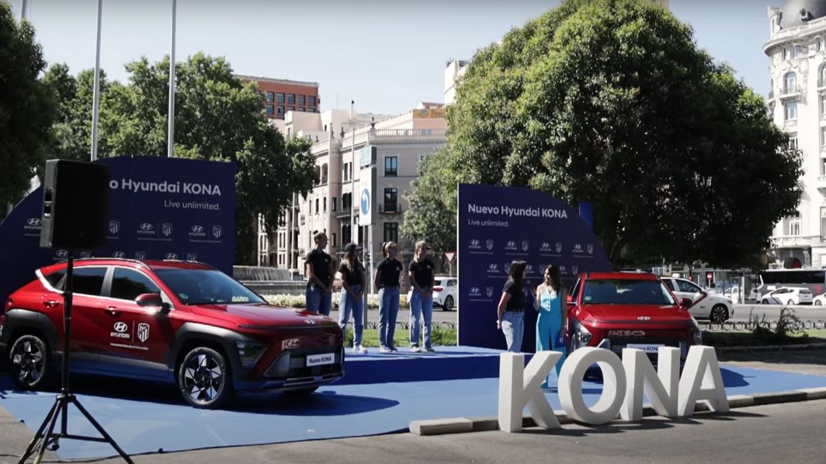 Hyundai entrega sus coches Kona a las jugadoras del Atlético de Madrid en un evento en la fuente de Neptuno